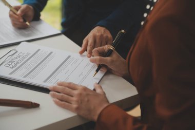 Avukat, hukuk danışmanı, iş adamı anlaşmanın ayrıntıları hakkında beyin fırtınası yapan iş adamı. Sözleşme belgelerindeki doğruluk için yasal işlem defterlerindeki iş sözleşmeleri. ortak mali yatırım.