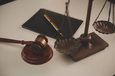Yargıç çekici, adalet terazisi, hukuk kitabı, dizüstü bilgisayar ve hukuk ve adalet kavramına sahip sözleşme belgeleri..