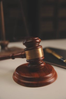 Yargıç çekici, adalet terazisi, hukuk kitabı, dizüstü bilgisayar ve hukuk ve adalet kavramına sahip sözleşme belgeleri..