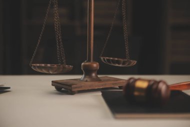 Yargıç çekici, adalet terazisi, hukuk kitabı, dizüstü bilgisayar ve hukuk ve adalet kavramına sahip sözleşme belgeleri..
