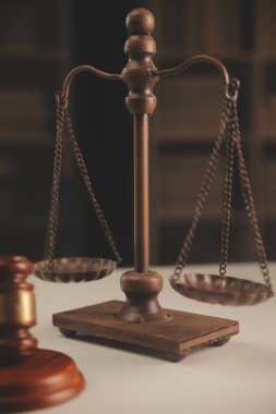 Yargıç çekici, adalet terazisi, hukuk kitabı, dizüstü bilgisayar ve hukuk ve adalet kavramına sahip sözleşme belgeleri..