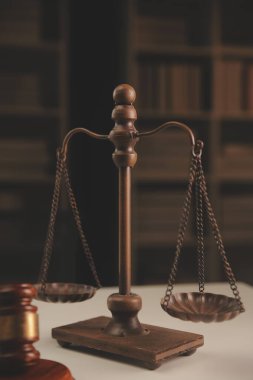 Yargıç çekici, adalet terazisi, hukuk kitabı, dizüstü bilgisayar ve hukuk ve adalet kavramına sahip sözleşme belgeleri..