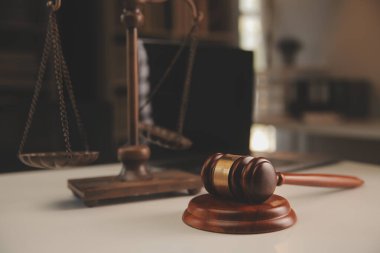 Yargıç çekici, adalet terazisi, hukuk kitabı, dizüstü bilgisayar ve hukuk ve adalet kavramına sahip sözleşme belgeleri..