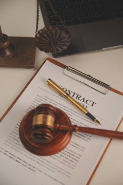 Yargıç çekici, adalet terazisi, hukuk kitabı, dizüstü bilgisayar ve hukuk ve adalet kavramına sahip sözleşme belgeleri..
