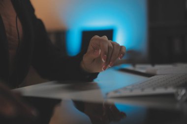 Arkadaşları tarafından çevrili çağrı merkezinde çalışan genç kadın