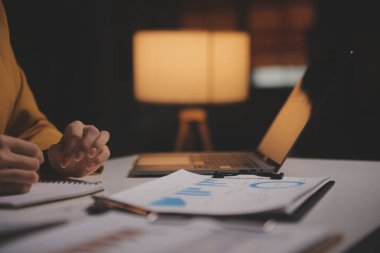 İş kadını, ofis ve iş geçmişinde, vergi, muhasebe, istatistik ve analitik araştırma kavramında matematik finansmanı için hesap makinesi kullanıyor.