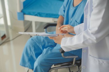 Hastaları tedavi eden kadın doktorlar fiziksel muayeneden sonra sonuçları dinlemek ve tıbbi bilgileri açıklamak ve hastalığı teşhis etmek için randevu alıyorlar. Tıbbi kavramlar ve sağlıklı sağlık.