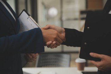 İş birleşme ve satın alma, başarılı müzakere, tokalaşma, ortaklık ve iş anlaşması konseptine ortak olmak için iki iş adamı el sıkışması.