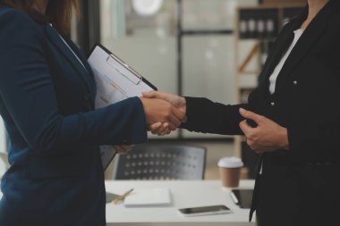 İş birleşme ve satın alma, başarılı müzakere, tokalaşma, ortaklık ve iş anlaşması konseptine ortak olmak için iki iş adamı el sıkışması.