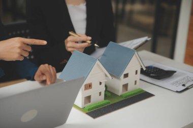 İş bir sözleşme satın almak - satmak house, sigorta acentası gayrimenkul konsept ev yatırım kredisi hakkında analiz imzalama.