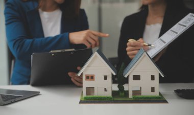 İş bir sözleşme satın almak - satmak house, sigorta acentası gayrimenkul konsept ev yatırım kredisi hakkında analiz imzalama.