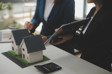 İş bir sözleşme satın almak - satmak house, sigorta acentası gayrimenkul konsept ev yatırım kredisi hakkında analiz imzalama.