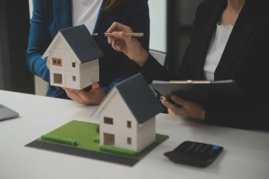 İş bir sözleşme satın almak - satmak house, sigorta acentası gayrimenkul konsept ev yatırım kredisi hakkında analiz imzalama.