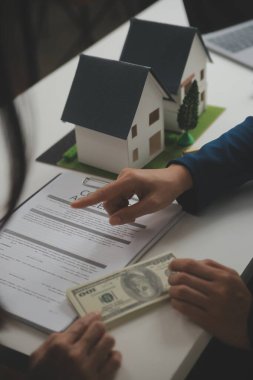 İş bir sözleşme satın almak - satmak house, sigorta acentası gayrimenkul konsept ev yatırım kredisi hakkında analiz imzalama.