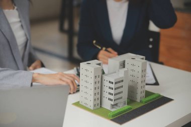 İş bir sözleşme satın almak - satmak house, sigorta acentası gayrimenkul konsept ev yatırım kredisi hakkında analiz imzalama.