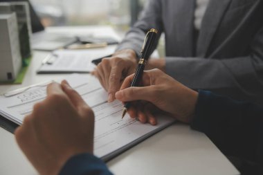 İş bir sözleşme satın almak - satmak house, sigorta acentası gayrimenkul konsept ev yatırım kredisi hakkında analiz imzalama.