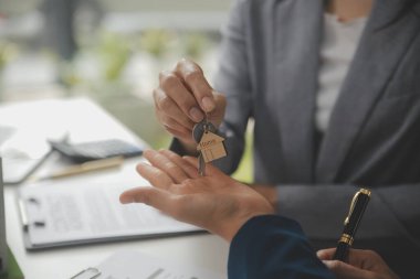 İş bir sözleşme satın almak - satmak house, sigorta acentası gayrimenkul konsept ev yatırım kredisi hakkında analiz imzalama.