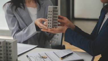 İş bir sözleşme satın almak - satmak house, sigorta acentası gayrimenkul konsept ev yatırım kredisi hakkında analiz imzalama.