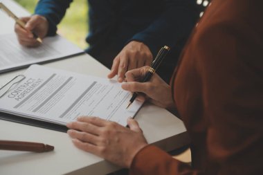 Avukat, hukuk danışmanı, iş adamı anlaşmanın ayrıntıları hakkında beyin fırtınası yapan iş adamı. Sözleşme belgelerindeki doğruluk için yasal işlem defterlerindeki iş sözleşmeleri. ortak mali yatırım.