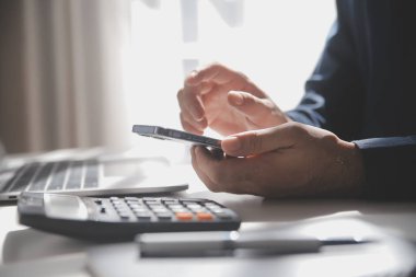 İş adam ellerini meşgul ofis Masası, tahta masada oturan telefon yazarak genç erkek öğrenci, cep telefonu kullanarak iç, arka görünümünde akıllı telefon kullanarak bir adamın elleri yan görünüm görüntüsünü flare