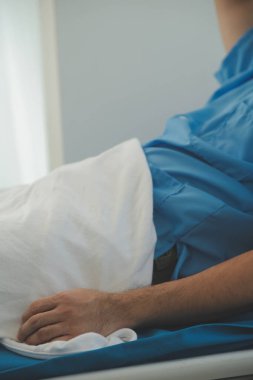 Hastanede bir yatakta yatan ciddi hasta adam. Monitörler yaşam belirtilerini gösteriyor. Ward's temiz ve yeni.