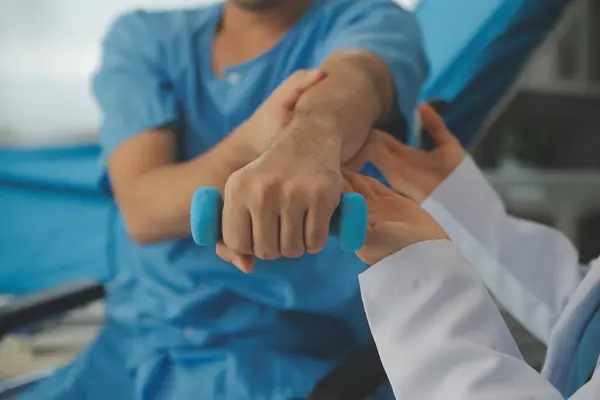 Sjukgymnast Mannen Ger Övningen Med Hantel Behandling Arm Och Skuldra Stockbild