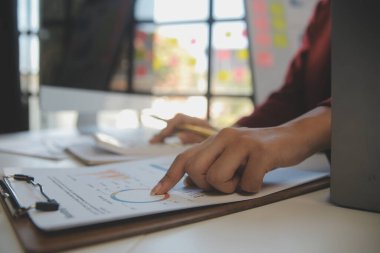 Not defterine yazan bir kadının ellerini kapat..