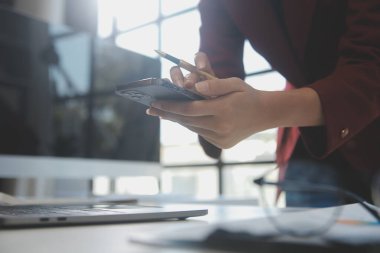 İşletme analisti mali durumu denetleme iç kontrol sistemi için kontrol ediyor. Muhasebe ve Mali Konsebe.