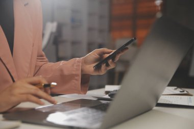 Cep telefonu yazma, mobil sohbet dizüstü bilgisayarı kullanma, iş yerlerinde bizimle temas kurma, fikir yatırımcıları için internet arama, insanları birbirine bağlayan fikirler planlama..
