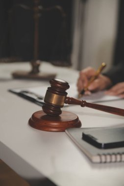 Hukuk teması, hakimin tokmağı, avukat infaz memurları, mahkemede dikkate alınan kanıtlara dayalı davalar, yasalar.