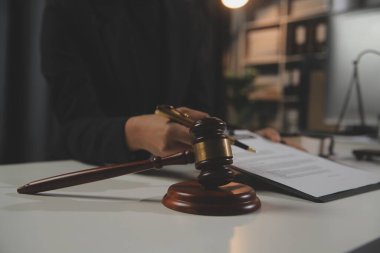 Hukuk teması, hakimin tokmağı, avukat infaz memurları, mahkemede dikkate alınan kanıtlara dayalı davalar, yasalar.