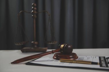 Hukuk teması, hakimin tokmağı, avukat infaz memurları, mahkemede dikkate alınan kanıtlara dayalı davalar, yasalar.