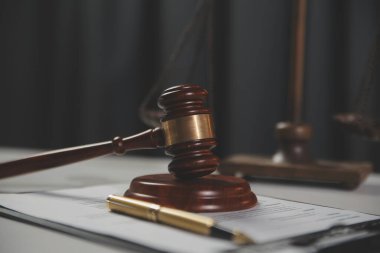 Hukuk teması, hakimin tokmağı, avukat infaz memurları, mahkemede dikkate alınan kanıtlara dayalı davalar, yasalar.
