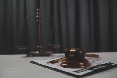 Hukuk teması, hakimin tokmağı, avukat infaz memurları, mahkemede dikkate alınan kanıtlara dayalı davalar, yasalar.