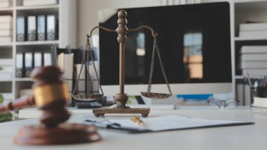 Hukuk teması, hakimin tokmağı, avukat infaz memurları, mahkemede dikkate alınan kanıtlara dayalı davalar, yasalar.