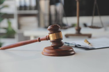 Hukuk teması, hakimin tokmağı, avukat infaz memurları, mahkemede dikkate alınan kanıtlara dayalı davalar, yasalar.