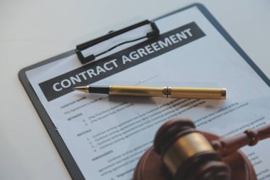 Hukuk teması, hakimin tokmağı, avukat infaz memurları, mahkemede dikkate alınan kanıtlara dayalı davalar, yasalar.