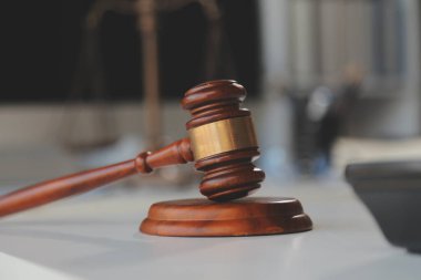 Hukuk teması, hakimin tokmağı, avukat infaz memurları, mahkemede dikkate alınan kanıtlara dayalı davalar, yasalar.