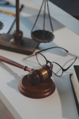 Hukuk teması, hakimin tokmağı, avukat infaz memurları, mahkemede dikkate alınan kanıtlara dayalı davalar, yasalar.