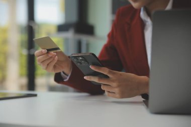 El ele tutuşma ve dizüstü bilgisayar kullanma. Evden çalışan bir iş kadını ya da girişimci. Çevrimiçi alışveriş, e-ticaret, internet bankacılığı, harcama parası, ev konseptinden çalışma