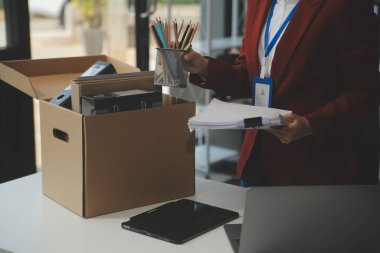 İş kadını taşınmak için eşyalarını topluyor.