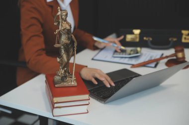 Amerikalı kadın avukat ya da iş kadını Afrikalı dizüstü bilgisayarla çalışıyor, veri arıyor, analiz ediyor, sözleşme belgelerini okuyor hukuk kitaplarıyla çalışıyor adalet danışmanı kavramının çekiciyle çalışıyor..