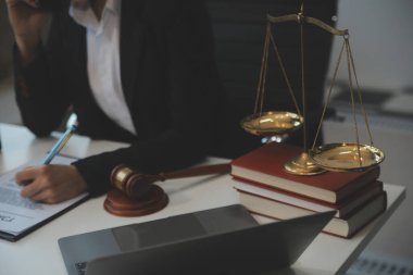 Amerikalı kadın avukat ya da iş kadını Afrikalı dizüstü bilgisayarla çalışıyor, veri arıyor, analiz ediyor, sözleşme belgelerini okuyor hukuk kitaplarıyla çalışıyor adalet danışmanı kavramının çekiciyle çalışıyor..