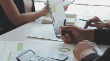 Finansal veriler tartışırken iş takım