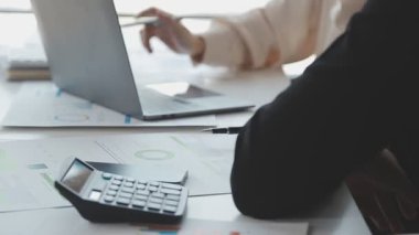 Yakın plan - dizüstü bilgisayarla çalışan iş kadınlarının elleri