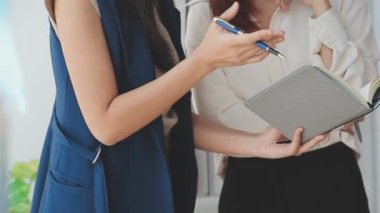 Kadınlar ofiste birlikte çalışıyorlar..