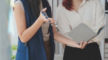 İş adamları birlikte çalışıyor ve ofiste yeni fikirleri tartışıyorlar..