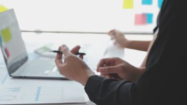 yakın plan - ofiste dizüstü bilgisayarda çalışan iş kadını.