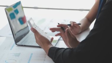 İş adamları buluşuyor, beyin fırtınası yapıyor, çalışıyor ve finansal tabloları tartışıyor.