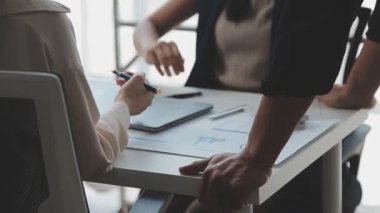 Ofiste birlikte çalışan bir grup genç iş adamı.